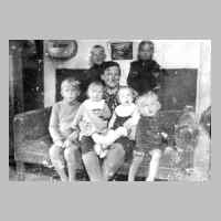 045-0040 Gertrud Schlisio, geb. Mombrei mit ihren Kindern Hanfried, Ingrid, Hans, Kurt, Traute und Gerd .JPG